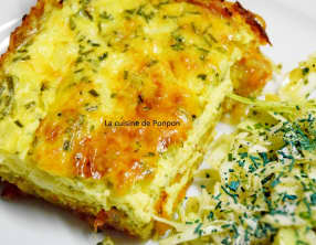 Quiche aux herbes fraîches sur croustillant de pommes de terre et carottes