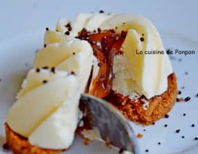Mousse glacée au citron sur spéculoos et intérieur à la confiture de lait Raffolé