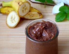 Confiture douce de bananes et chocolat au lait