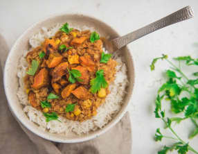 Dahl de lentilles corail à la patate douce et maïs