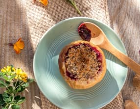 Pomme au four au croquant d‘avoine et cassis