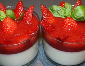 Panna Cotta au coulis de fraises et basilic