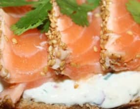 Bruschetta de saumon mi-cuit aux graines de sésame