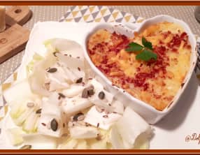 Purée de pommes de terre gratinée au cheddar et lard fumé.