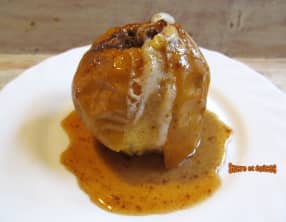 Pommes au four aux noix, miel et cannelle