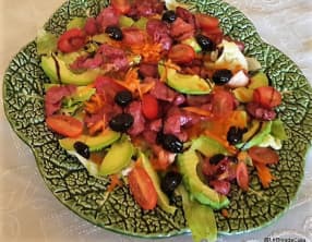 Salade complète à l'avocat, pamplemousse et aux gésiers confits