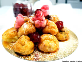 Choux ou profiteroles garnis de crème chantilly chocolat pralin