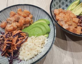 Poke bowl au saumon, coleslaw, riz et avocat