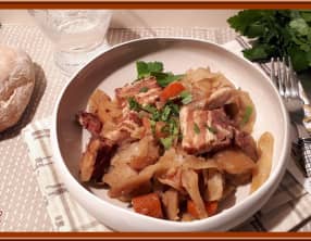 Chou blanc aux pommes de terre, carottes et poitrine fumée