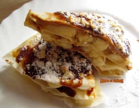 Crêpes banane, beurre de cacahuètes et sauce au chocolat