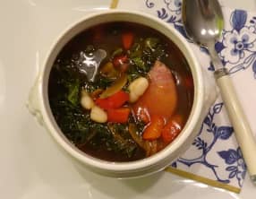 Soupe au chou kale aux haricots et jambon