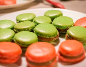 Coques de macarons à la meringue française.