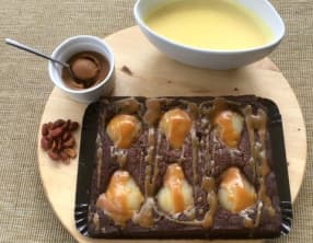 Brownie au chocolat, poires, cacahuètes caramélisées et caramel au beurre salé