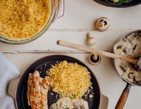 Poulet à l'étouffée, sauce girolles et semoule