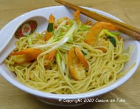 Bouillon de légumes aux nouilles chinoises et aux crevettes
