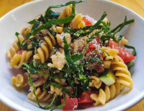 Pâtes aux aubergines brûlées, tomates confites, courgettes, champignons et épinards