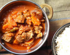 Curry d'agneau aux carottes et aux abricots secs