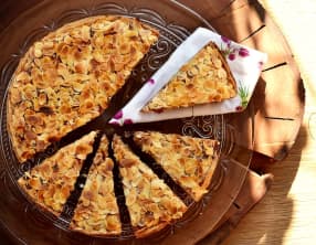 Tarte amandine, confiture de cerises