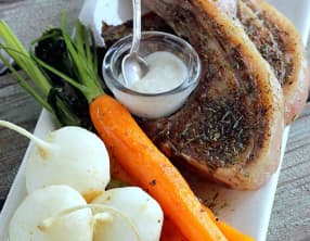 Côtelettes d’agneau grillées à la sarriette sauce à l'ail