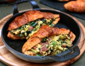 Croissants aux oeufs brouillés et épinards