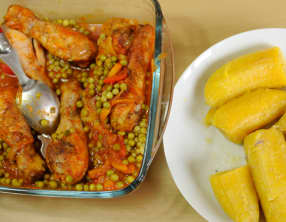 Pilons de poulet, aux petits pois bananes plantains