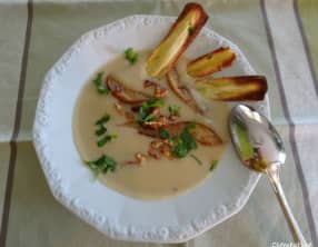 Velouté de panais à la poire et aux chips croquants