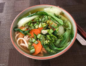 Soupe de nouilles udon au chou pak choï