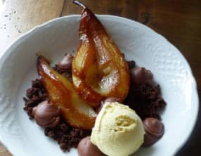 Poire rôtie, crumble et ganache au chocolat, glace à la vanille