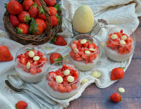 Panna cotta au chocolat blanc et aux fraises