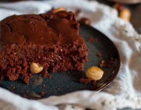 Brownie vegan au chocolat noir et noisettes grillées