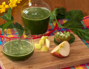 Jus vitaminé, céleri, épinard, menthe, pomme