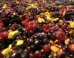 Tarte aux mûres à la crème de citron et morceaux de pistaches