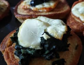 Pancakes à la farine de pois chiches avec orties et chèvre