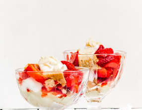 Trifle vegan aux fraises et sponge cake