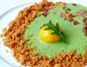 Oeuf confit, crème de roquette et crumble de parmesan