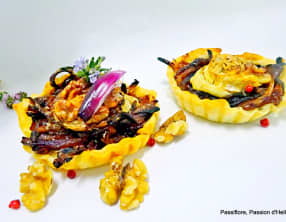 Tartelettes feuilletées au confit d'oignons, chèvre et noix