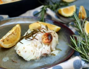 Cabillaud rôti au citron, ail et romarin