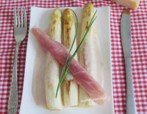 Asperges blanches au parmesan et jambon cru