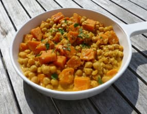Curry de patate douce aux pois chiches et lait de coco