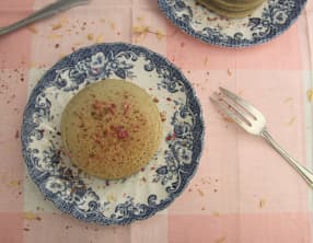 Pancakes à la farine de coco, thé matcha et fleur d'oranger