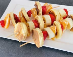 Brochettes de pancakes et fruits