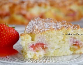 Gâteau moelleux à la rhubarbe et fraises et aux blancs d'oeufs
