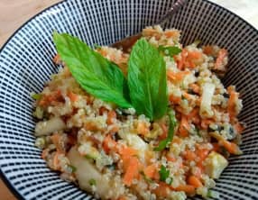 Salade de quinoa, carottes, pommes, persil et amandes