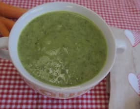 Velouté aux asperges et fanes de carottes
