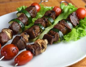 Brochettes de boeuf mariné au barbecue