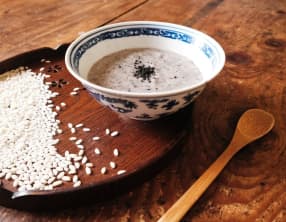 Porridge de riz au sésame noir