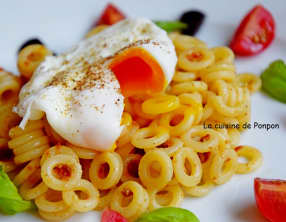 Pâtes au pesto de tomates, oeuf poché et ail noir