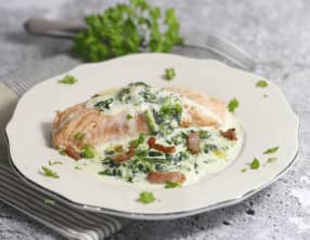 Saumon à la crème d'épinards et au lard