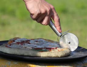 Pizza au boeuf et fromage cuite au barbecue ou à la poêle