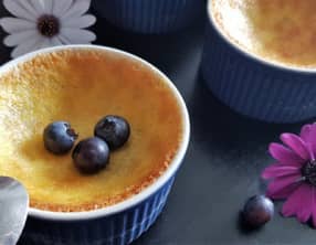 Crème aux œufs et myrtilles 